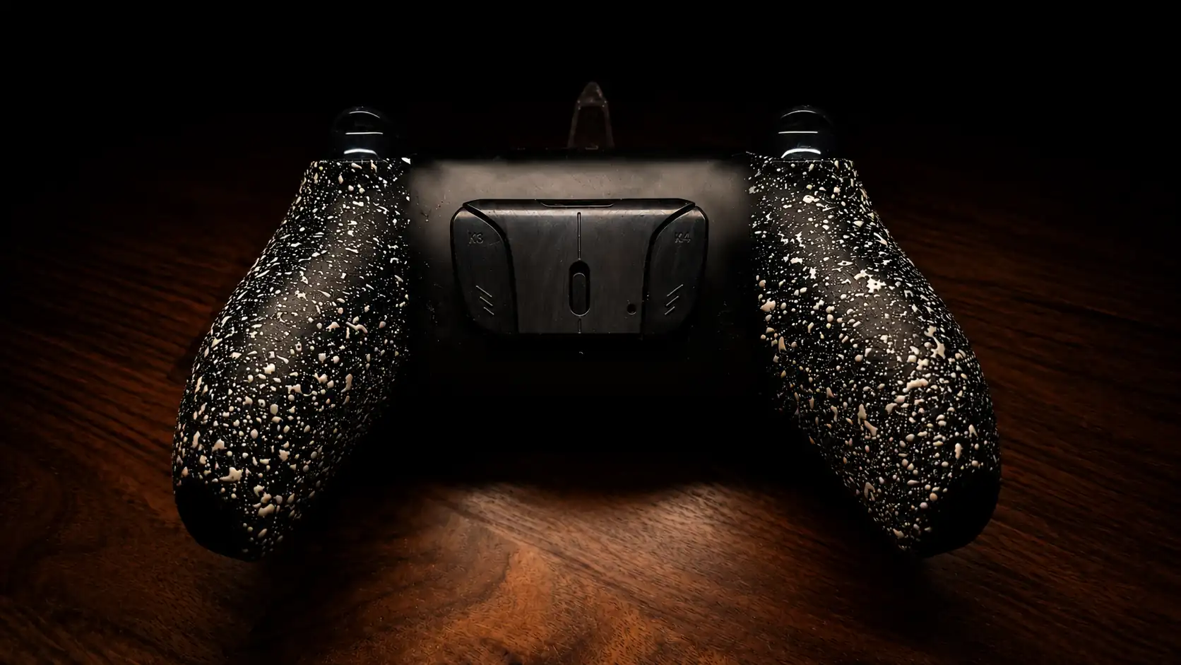 Custom controller build met spatter grips en paddles, achterzijde