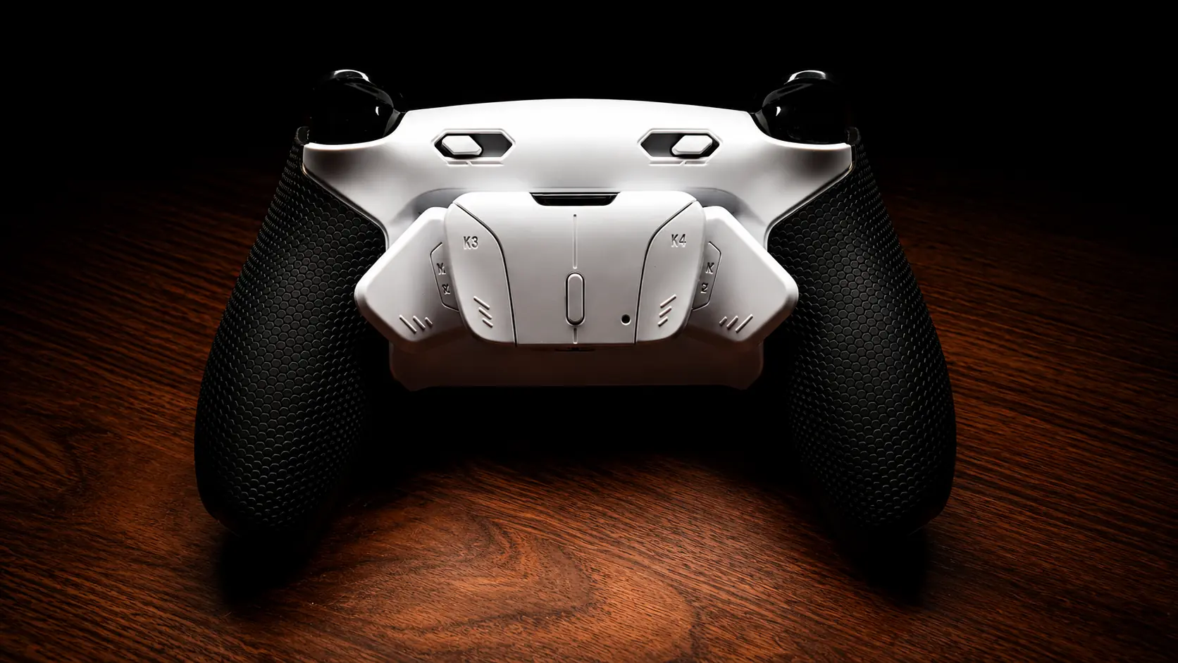 Witte custom controller build met vier paddles, achterzijde