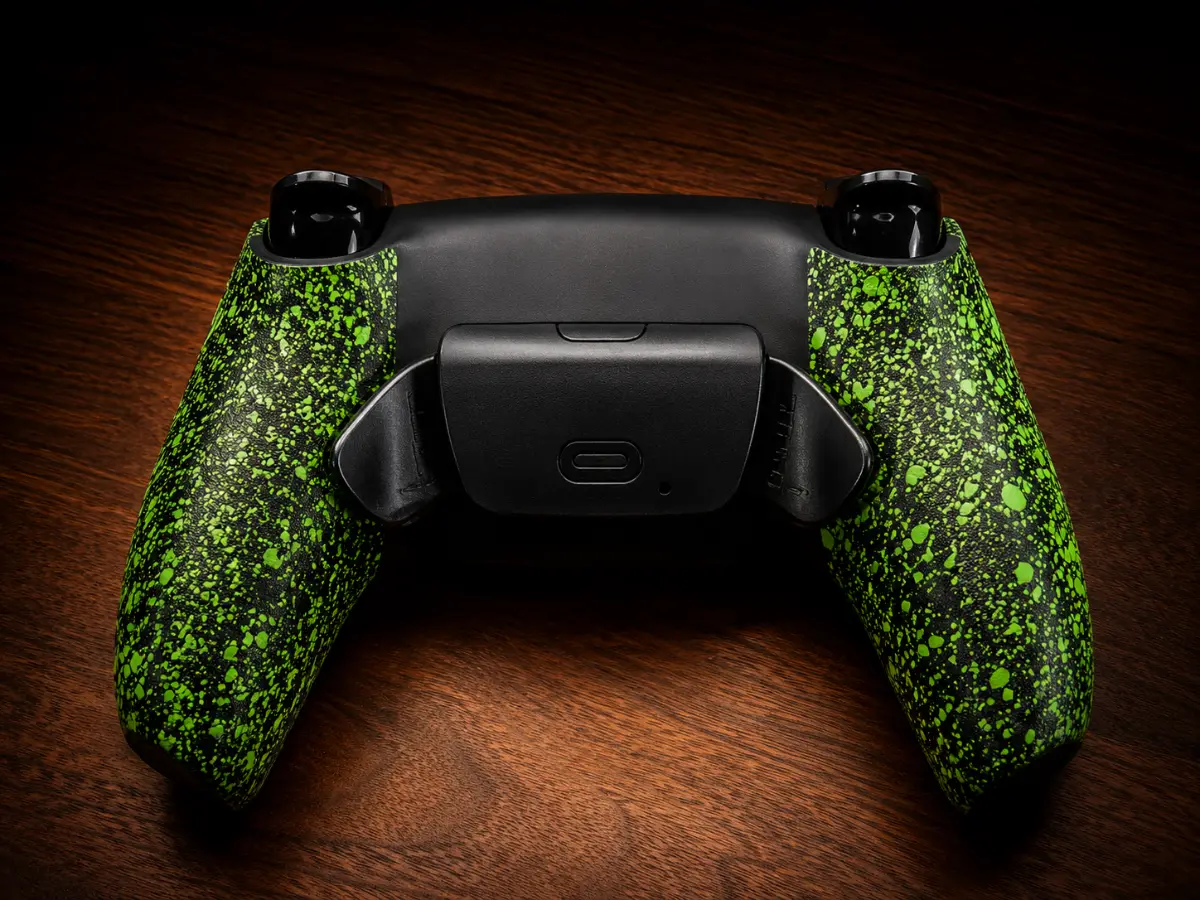 Zwart-groene custom controller build met paddles, achterzijde